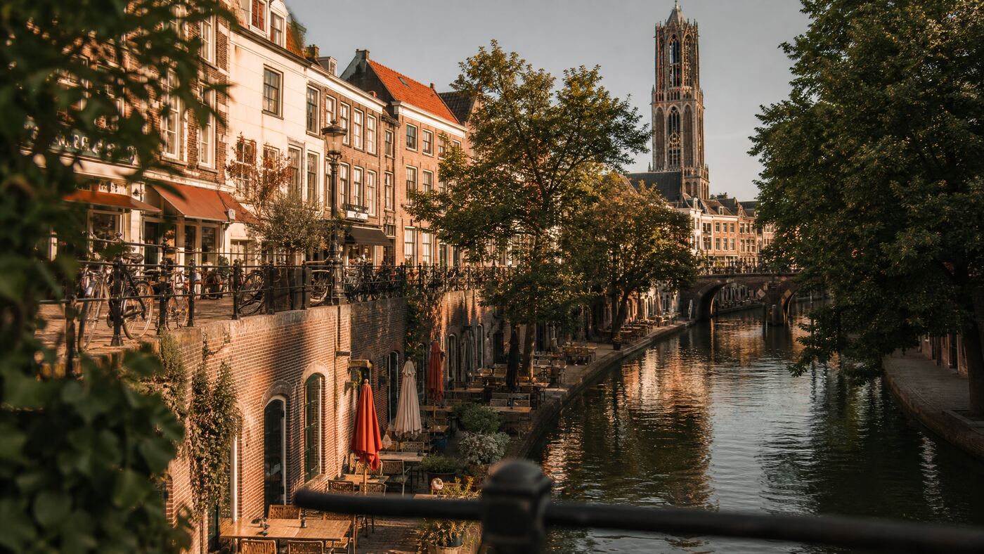De Oudegracht met werfkelders en de Domtoren in Utrecht